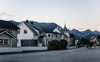 Istfjorden. Åndalsnes. Häuser