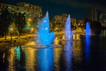Kiew. Springbrunnen am Russanovker Kanal