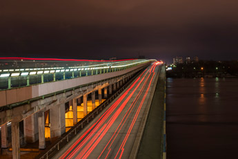 Kiew. Metrobrücke an einem Abend