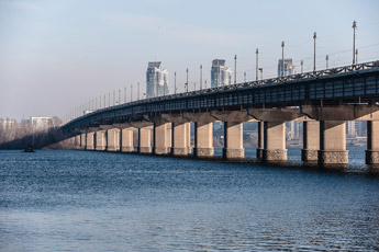 Kiew. Ausblick auf die Pfeile der Paton-Brücke