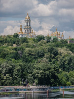 Kiew. Ein Ausblick auf die Lawra und ein Denkmal Kiewer Stadtgründer