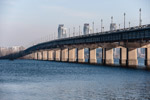 Kiew. Ausblick auf die Pfeile der Paton-Brücke