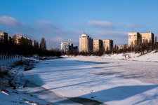 Kiew. Zugefrorener Russanovker Kanal