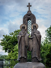 Киев. Памятник основателем Лавры