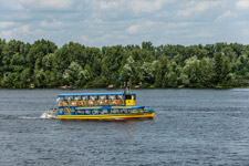 Kiew. Ein Ausflugsschiff am Dnepr