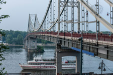 Kiew. Fußgänger-Brücke