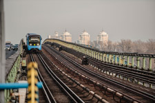 Kiew. Metrozug auf der Brücke