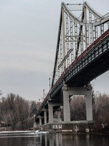 Kiew. Dnepr an der Fußgänger-Brücke