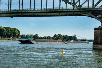 Schiffsverkehr im Kölner Rheingebiet. Ein Trockenfrachter