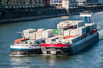 Schiffsverkehr im Kölner Rheingebiet. Ein Container