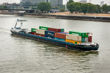 Schiffsverkehr im Kölner Rheingebiet. Ein Container