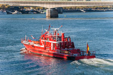 Schiffsverkehr im Kölner Rheingebiet. Ein Löschboot