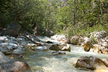 Ein Zufluss Moglenitsas nahe Dorf Loutraki