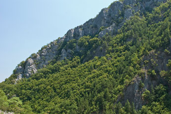 Blick zu Bergen nahe Dorf Loutraki