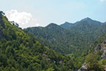 Blick zu Bergen nahe Dorf Loutraki