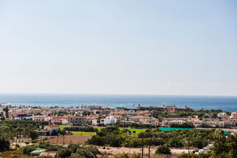 Stadt Paphos. Blick über die Dächer zum Meer