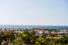 Stadt Paphos. Blick über die Dächer zum Meer