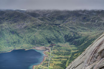 Insel Austvågøya. Beim Abstieg vom Berg Higravtindan. Blick zum Laupstad