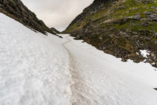 Aufstieg zum Berg Møysalen. Ein Schneefeld