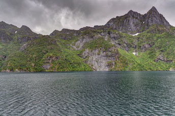 Lofoten. Gebirge am Sløverfjord