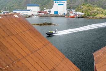 Lofoten. Hafen von Svolvær. Ein Schnellboot