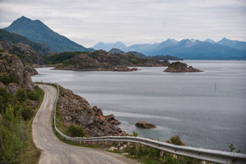 Insel Hinnøya. Weg zum Dorf Nedre Årstein