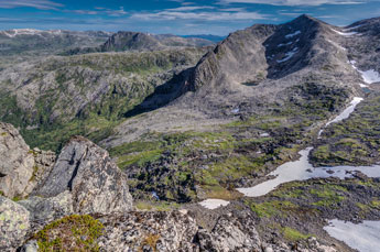 Вид на северные склоны гор Kvænan
