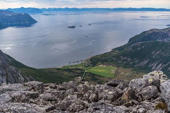 Blick zum Sifjorden beim Abstieg von Kvænan