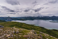 zum Berg Husfjellet. Blick zum Bergsfjorden