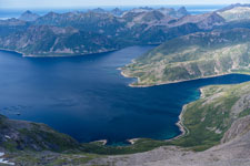 Blick vom Berg Kvænan zum Sifjorden