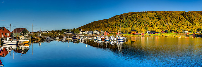 Hafen. Dorf Hennes. Insel Hinnøya