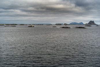Fähre: Moskenes-Bodø. Insel Røstlandet. Fernblick