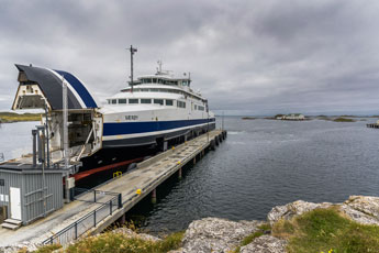 Fähre: Moskenes-Bodø. Insel Røstlandet. Hafen