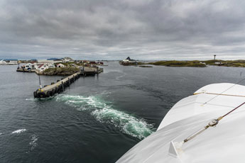 Fähre: Moskenes-Bodø. Insel Røstlandet. Hafen