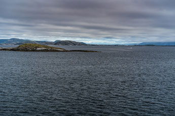 Fähre: Moskenes-Bodø. Festland am Horizont