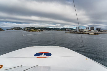 Fähre: Moskenes-Bodø. Das Einlaufen in Hafen Bodø