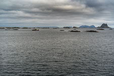 Паром: Москенес - Будё. Остров Røstlandet. Вид из далека