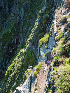 Felswand des Popbergnieders