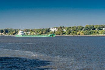 Hamburg. Schiffe. Ein Tanker
