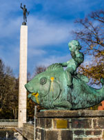 Maschsee. Fackelträger-Säule