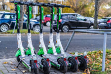 Hannover. Maschsee. Leih-Scooter
