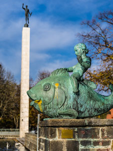 Maschsee. Fackelträger-Säule