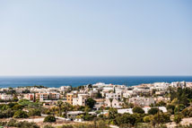 Stadt Paphos. Blick über die Dächer zum Meer