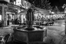 Dorf Pissouri. Zentrum an einem Abend