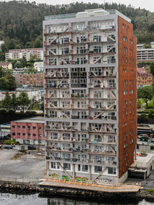 Bergen. Hafen am Puddefjorden. Ein Hochhaus.