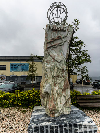 Stadt Fauske. Kreuzknoten am Marmorstein