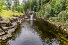 Kistefoss. Skulpturenpark. Torus im Fluss Randselva