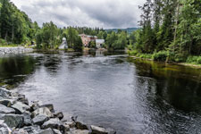 Kistefoss. Fluss Randselva und die Zellstoffmühle