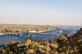 Kiew. Fußgänger-Brücke