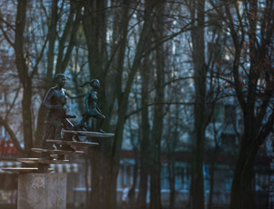 Kiew. Russanovka Uferstraße. Denkmal Treppe